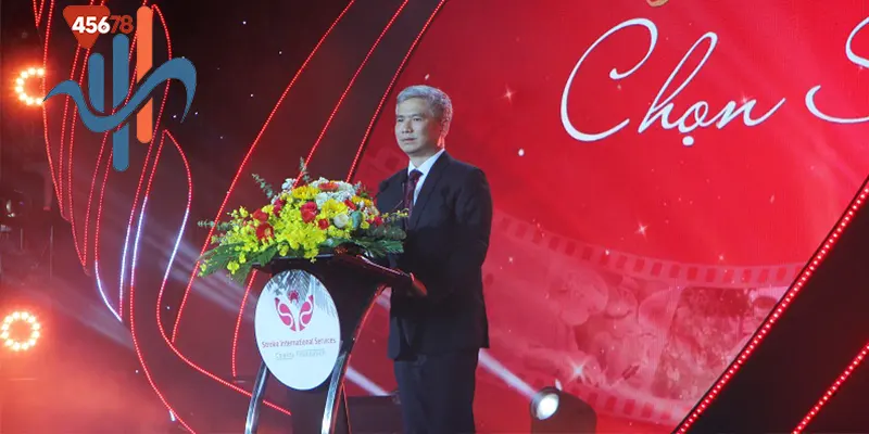 Về Chúng Tôi 3 ông Đinh Thế Huynh với ánh mắt tin cậy và nụ cười thân thiện, thể hiện sự lãnh đạo tâm huyết